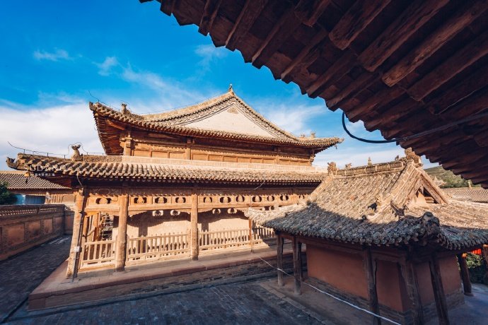 青海,瞿昙寺,夕阳西下,享受悠然宁静.这是一座古朴的寺庙