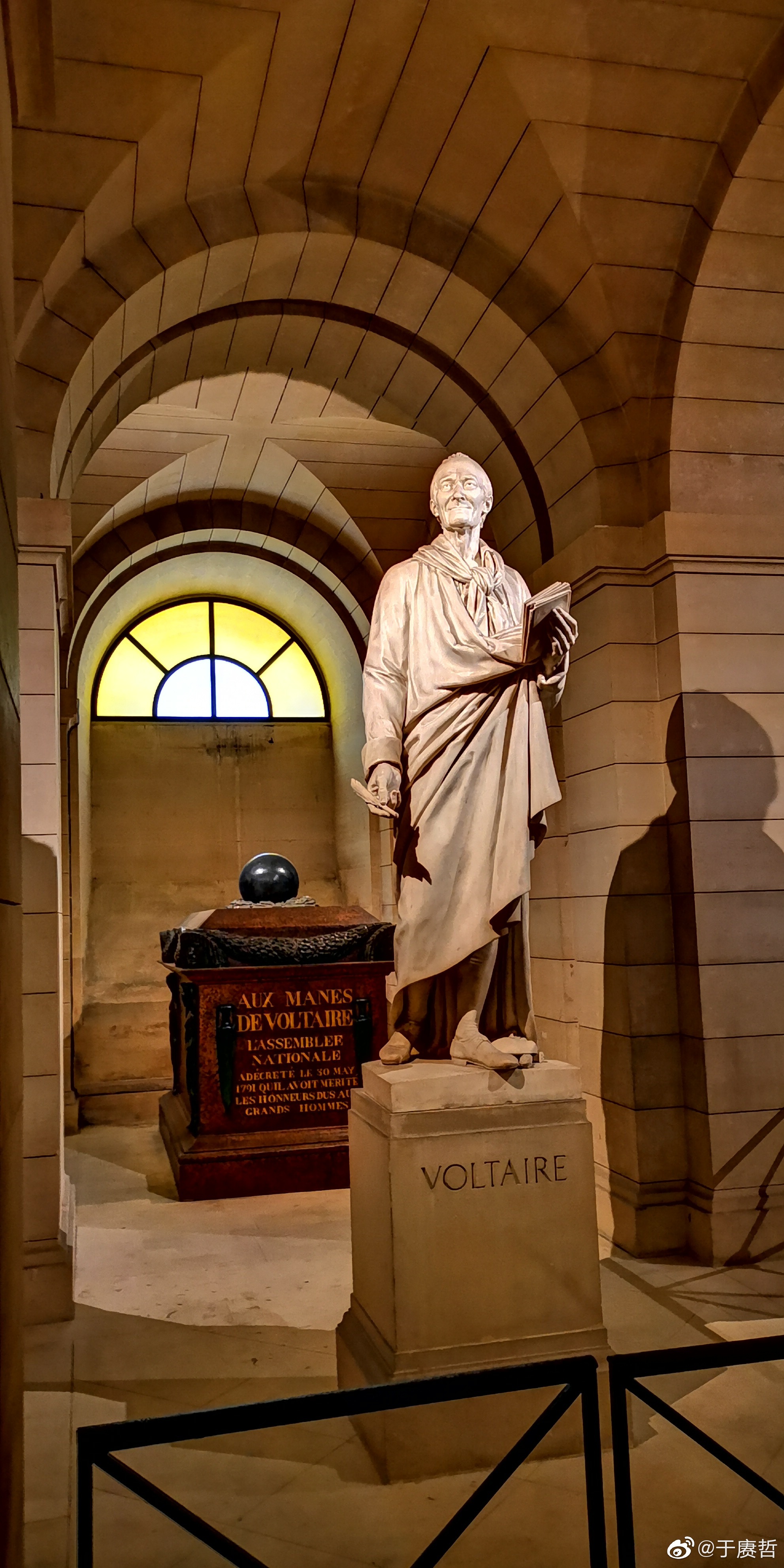 法国先贤祠伏尔泰和卢梭的棺椁隔着通道相对伏尔泰有雕像