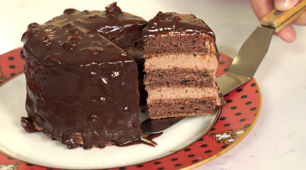 颜值高又好吃的梦龙巧克力蛋糕表面是松脆的巧克力外皮