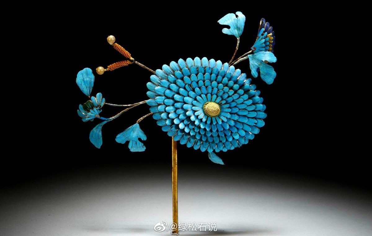 点翠工艺极为复杂,先以金银片制成底托