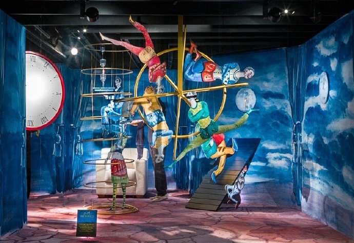 法国时装公司hermès 在阿姆斯特丹高端百货de bijenkorf 的橱窗设计