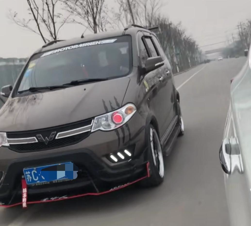 路遇一辆爆改五菱宏光,看到车尾后,网友纷纷表示太夸张了