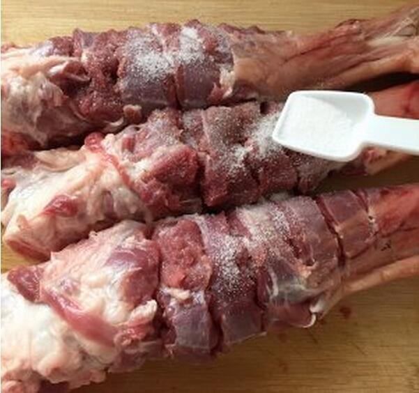 蒸烤小羊腿,颜色褐红.肉质酥烂,味道鲜嫩,浓香扑鼻.