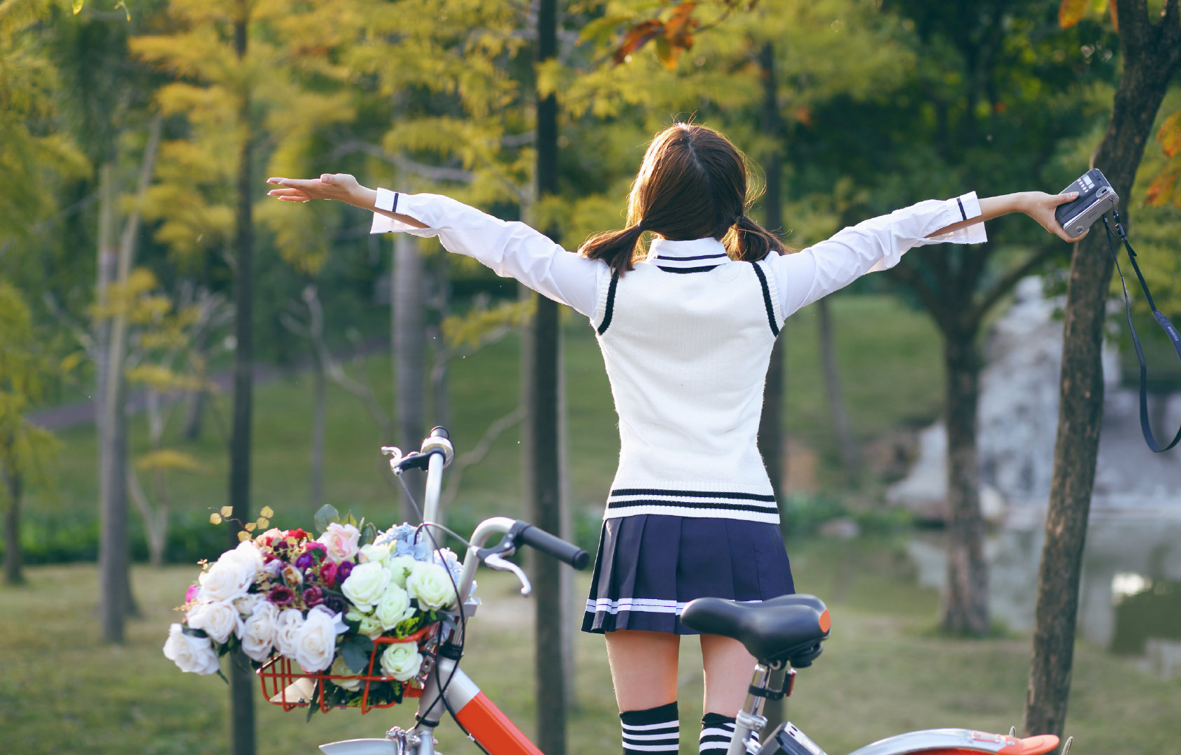 这是我见过骑单车最漂亮的女生了