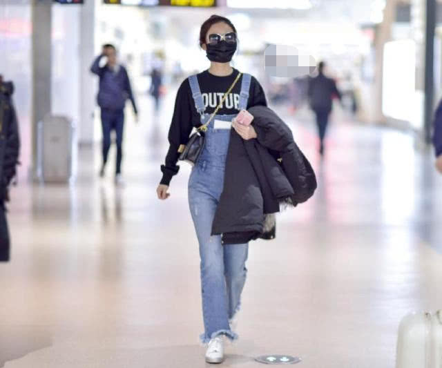 赵丽颖现身机场,怀孕6月左右,身材发胖,与助理