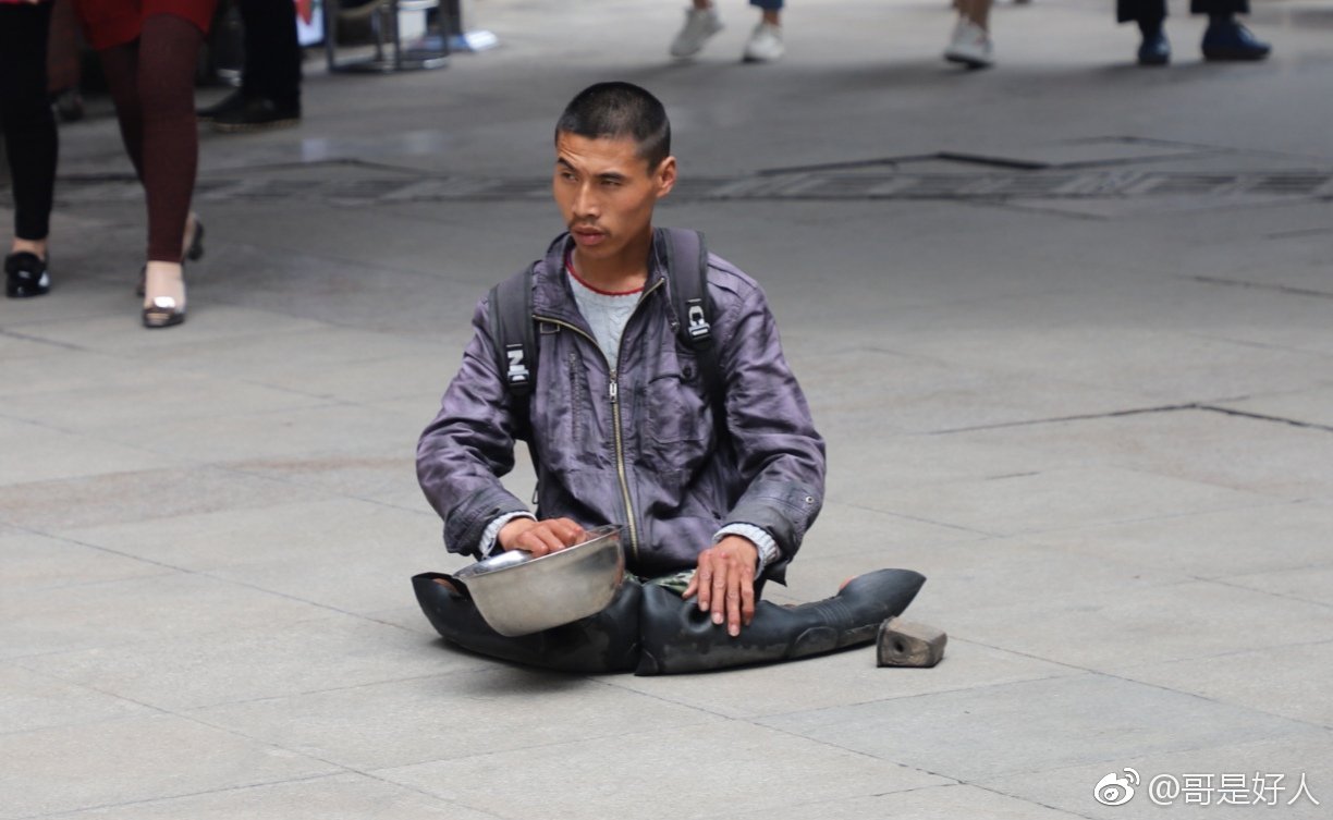 4月9日,西安回民街附近.一位"乞丐"在路上乞讨