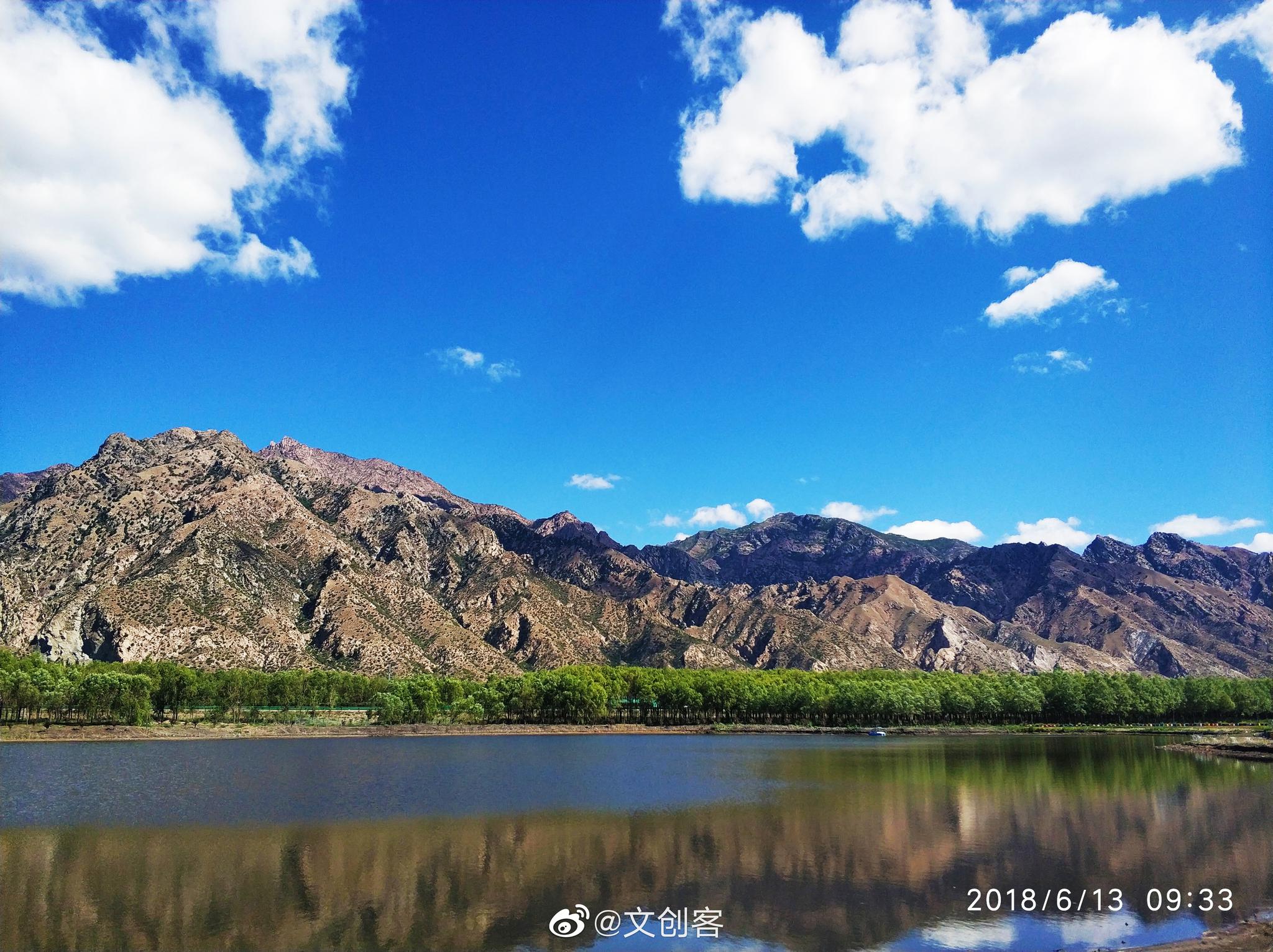 "七彩大地"旅游景区位于包头市土右旗美岱召镇楼房沟村