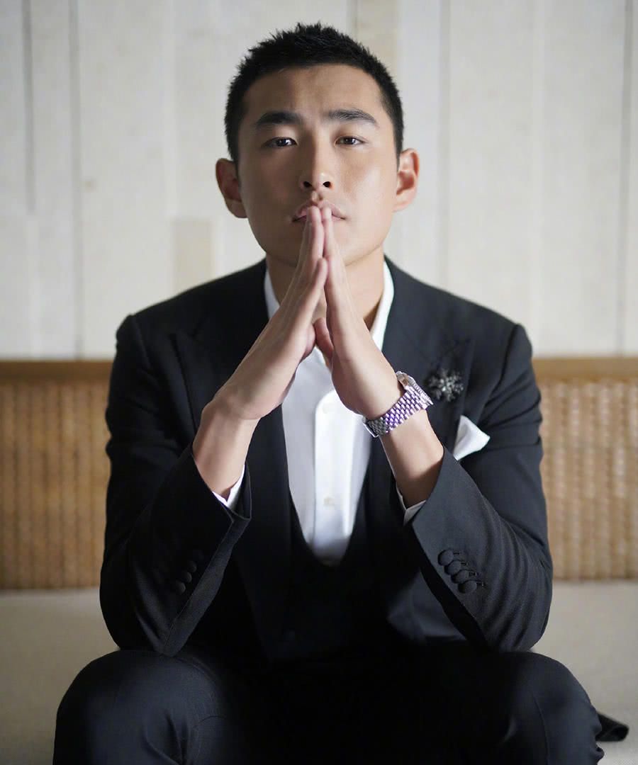 54岁尼古拉斯凯奇大变样,一脸胡子穿西装,成全场焦点!