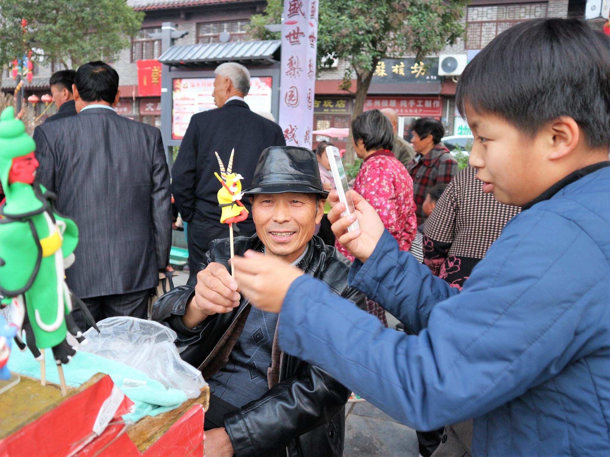 农村老人进城捏面人40年,每天挣钱100元,有一件事让他很担心!