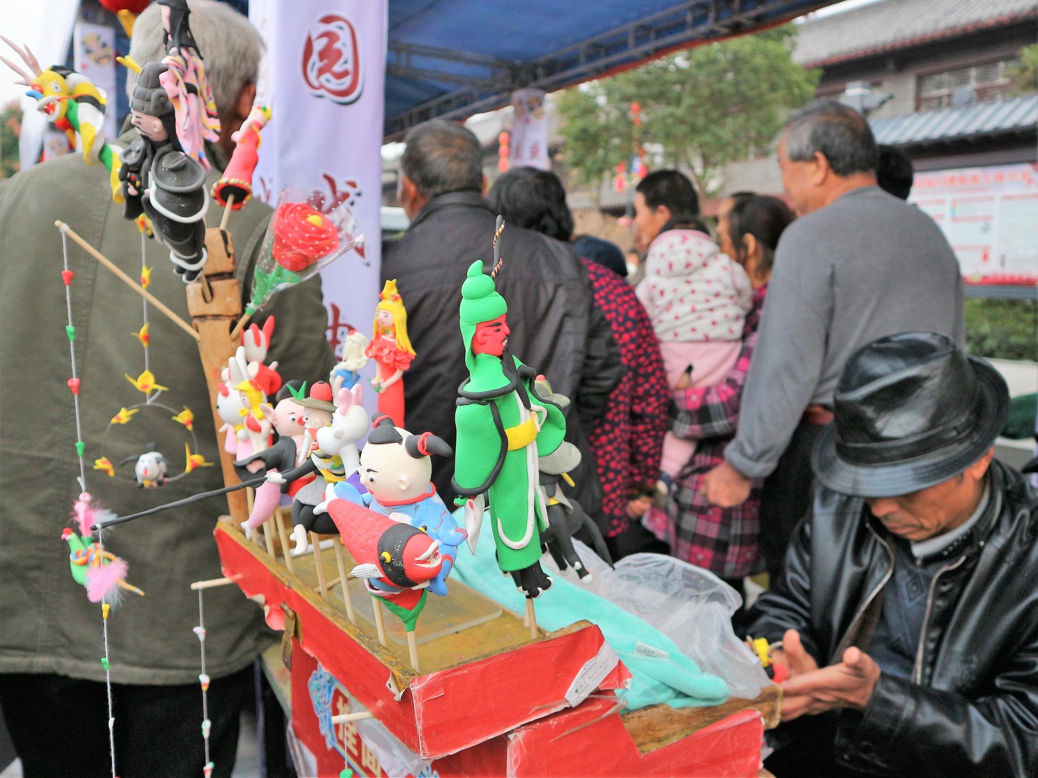 农村老人进城捏面人40年,每天挣钱100元,有一件事让他很担心!