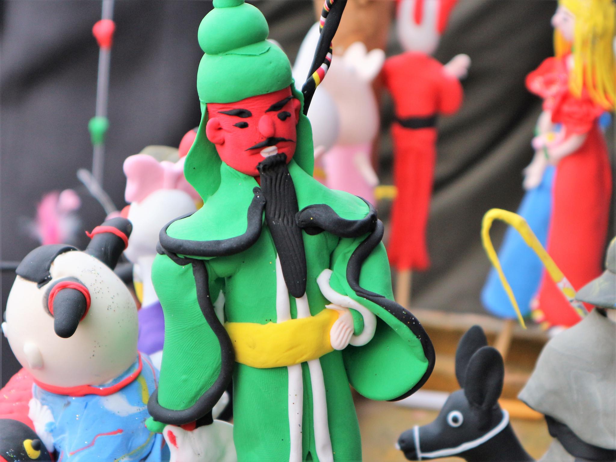 农村老人进城捏面人40年,每天挣钱100元,有一件事让他很担心!