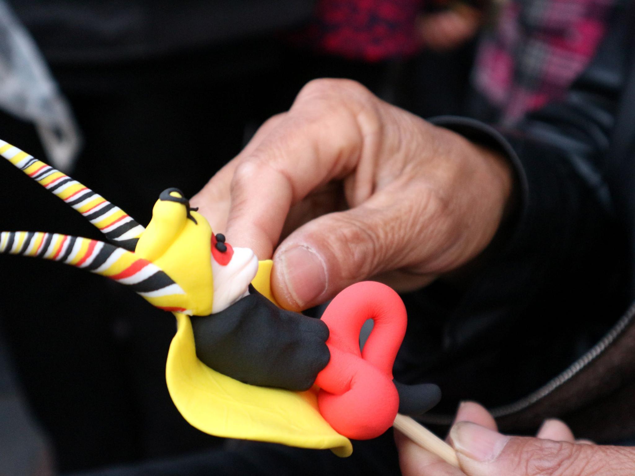 农村老人进城捏面人40年,每天挣钱100元,有一件事让他很担心!