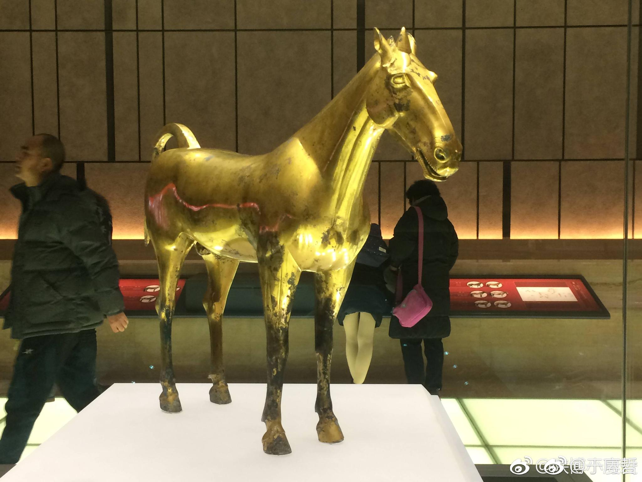 正在陕西历史博物馆展览的西汉汉武帝茂陵陪葬坑出土鎏金铜马