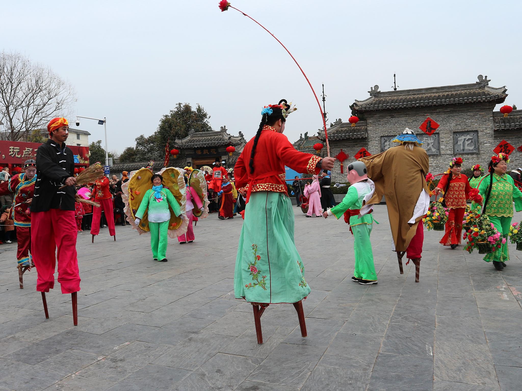 农村春节习俗:小腿上绑3尺木棍表演惊险动作,全场拍手叫好