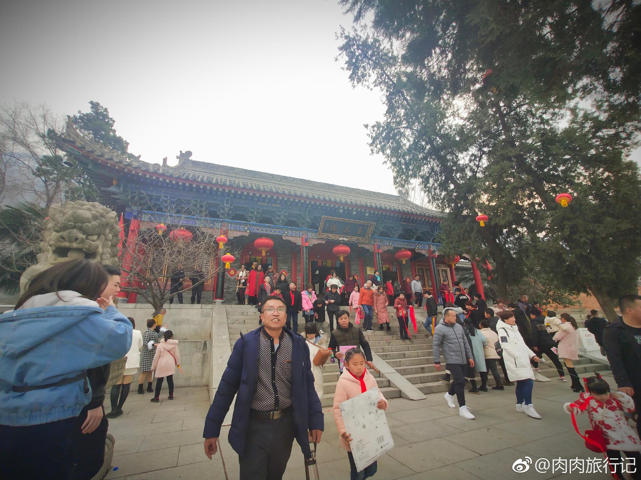 如今,看着那安卧在玉泉院门前的陈抟老祖雕像,和那络绎不绝前来烧香