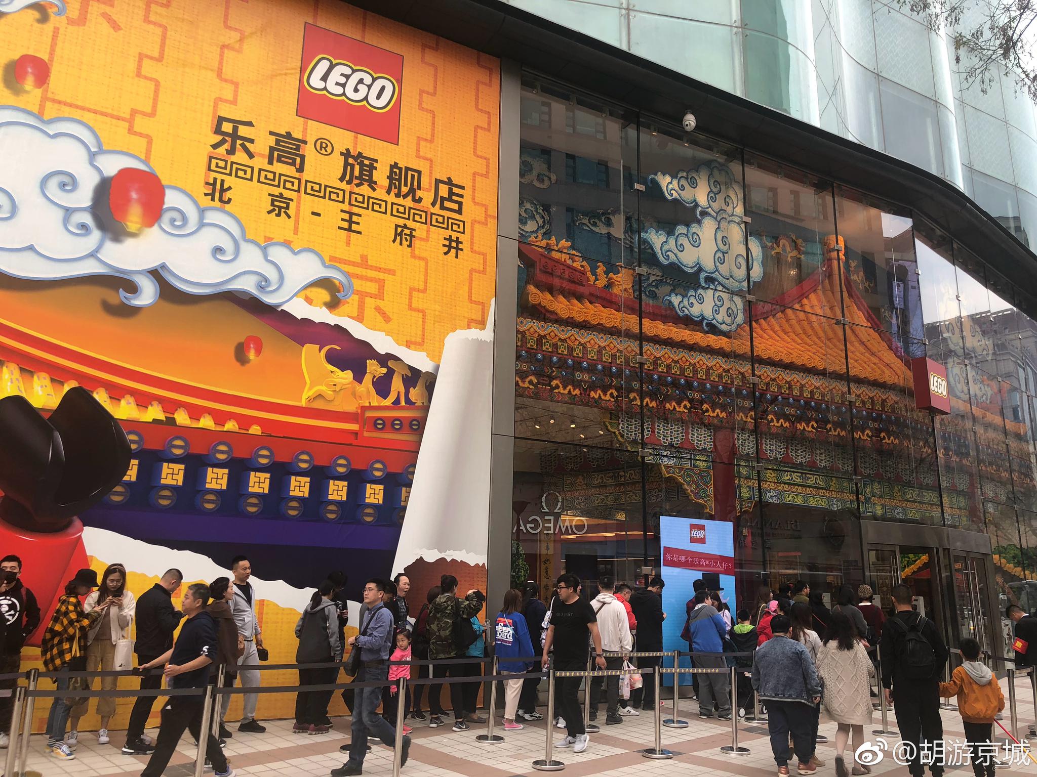 王府井乐高旗舰店,开了一个多月了,每天排队的人络绎不绝.