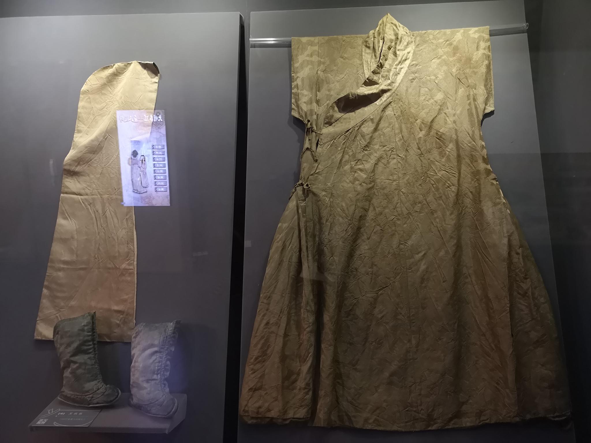 江苏泰州博物馆的明代服饰展,泰州的明墓出土了200多件完整的服饰