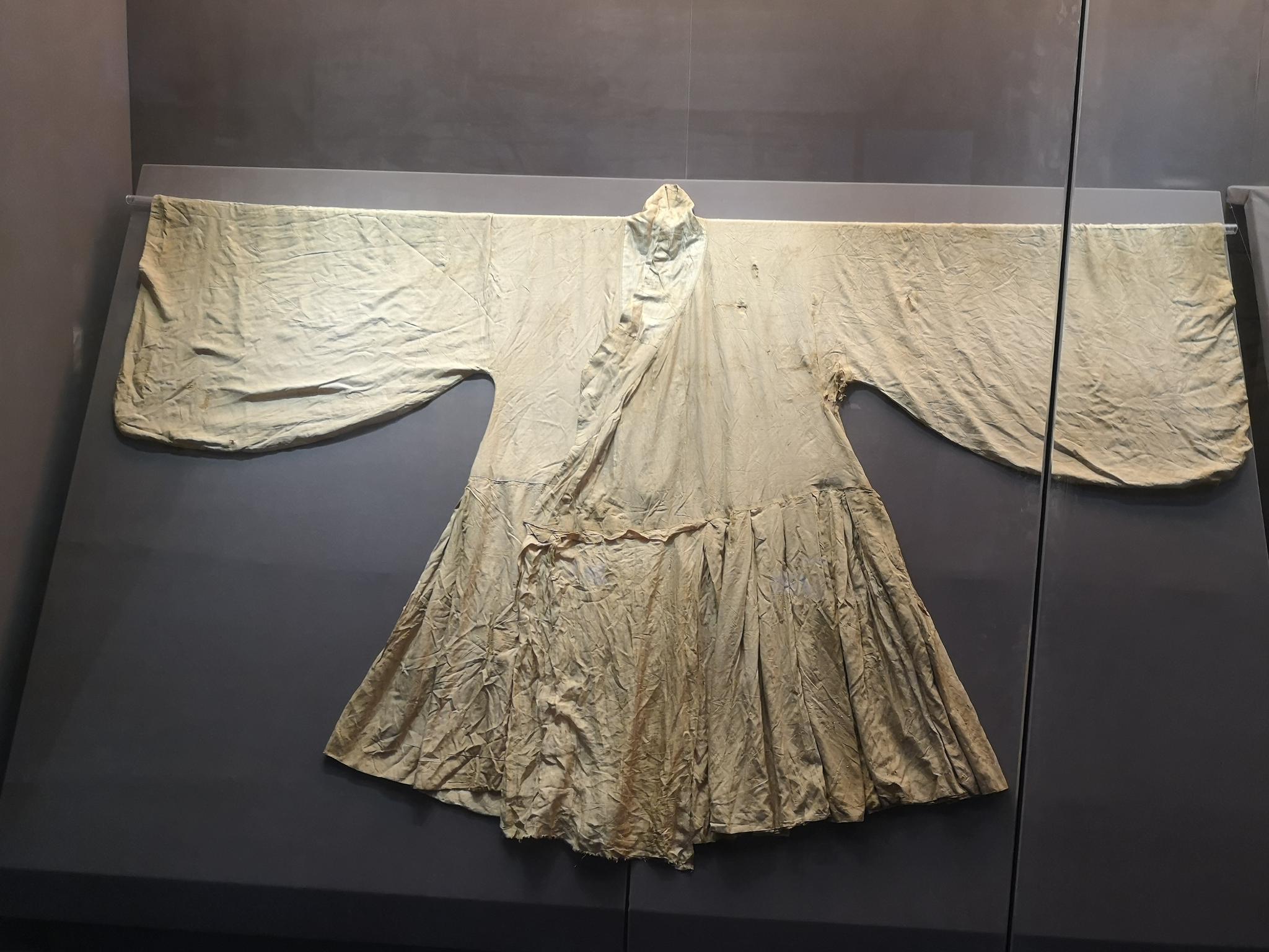 江苏泰州博物馆的明代服饰展,泰州的明墓出土了200多件完整的服饰
