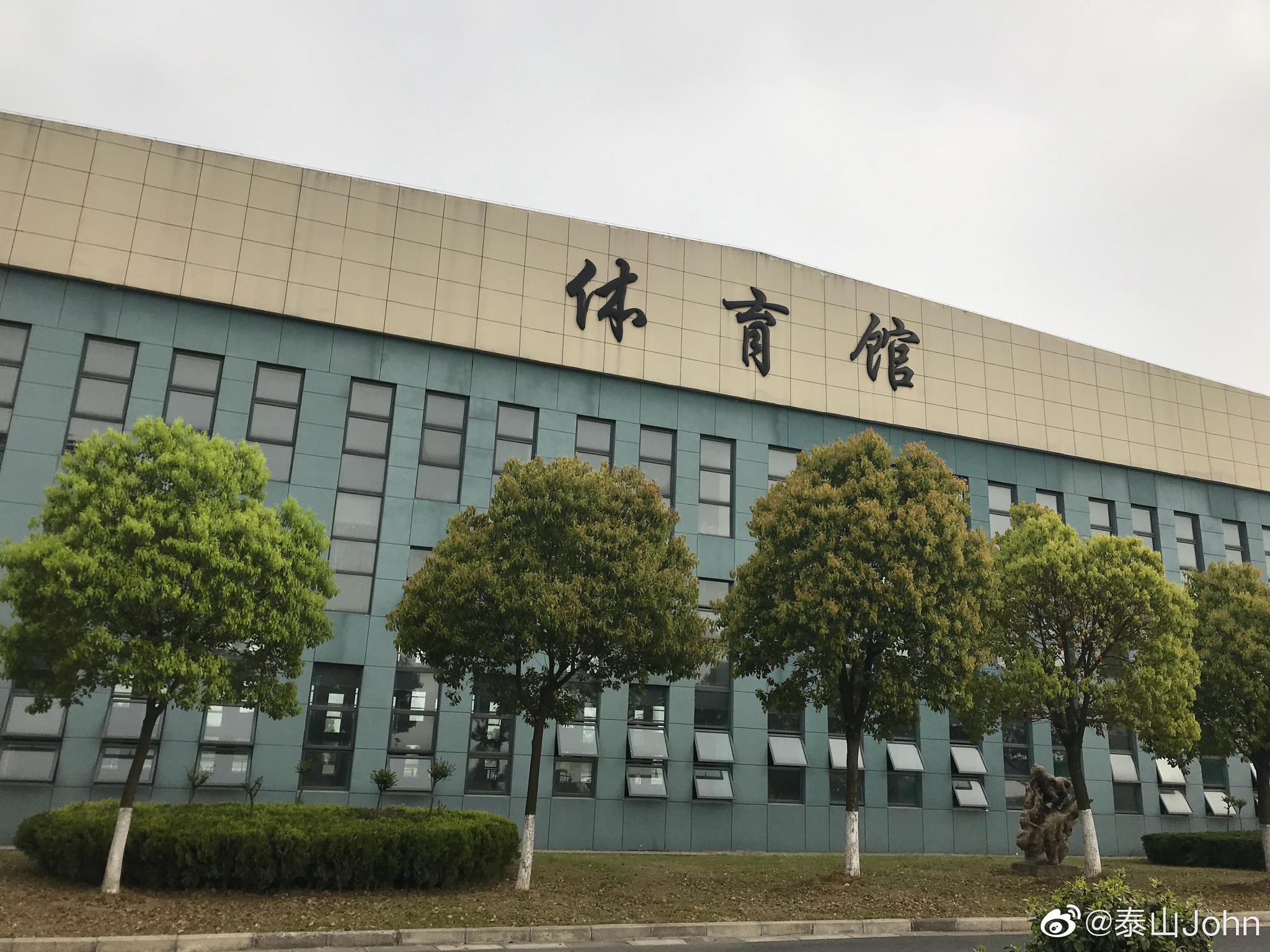 今天在南京体育学院跟同学们一起分享关于运动营养的知识.