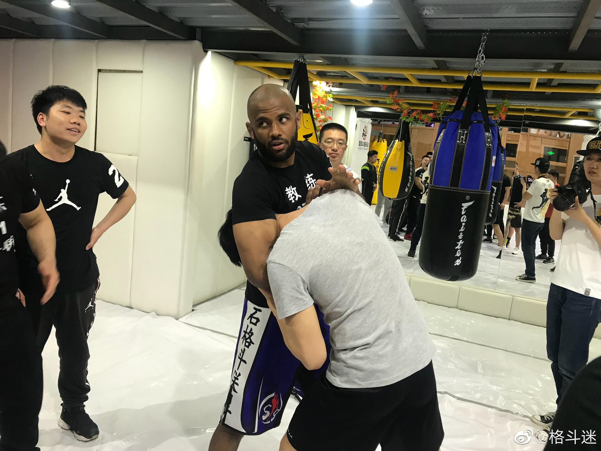 巴西柔术黑带教练给粉丝们展示断头台技巧