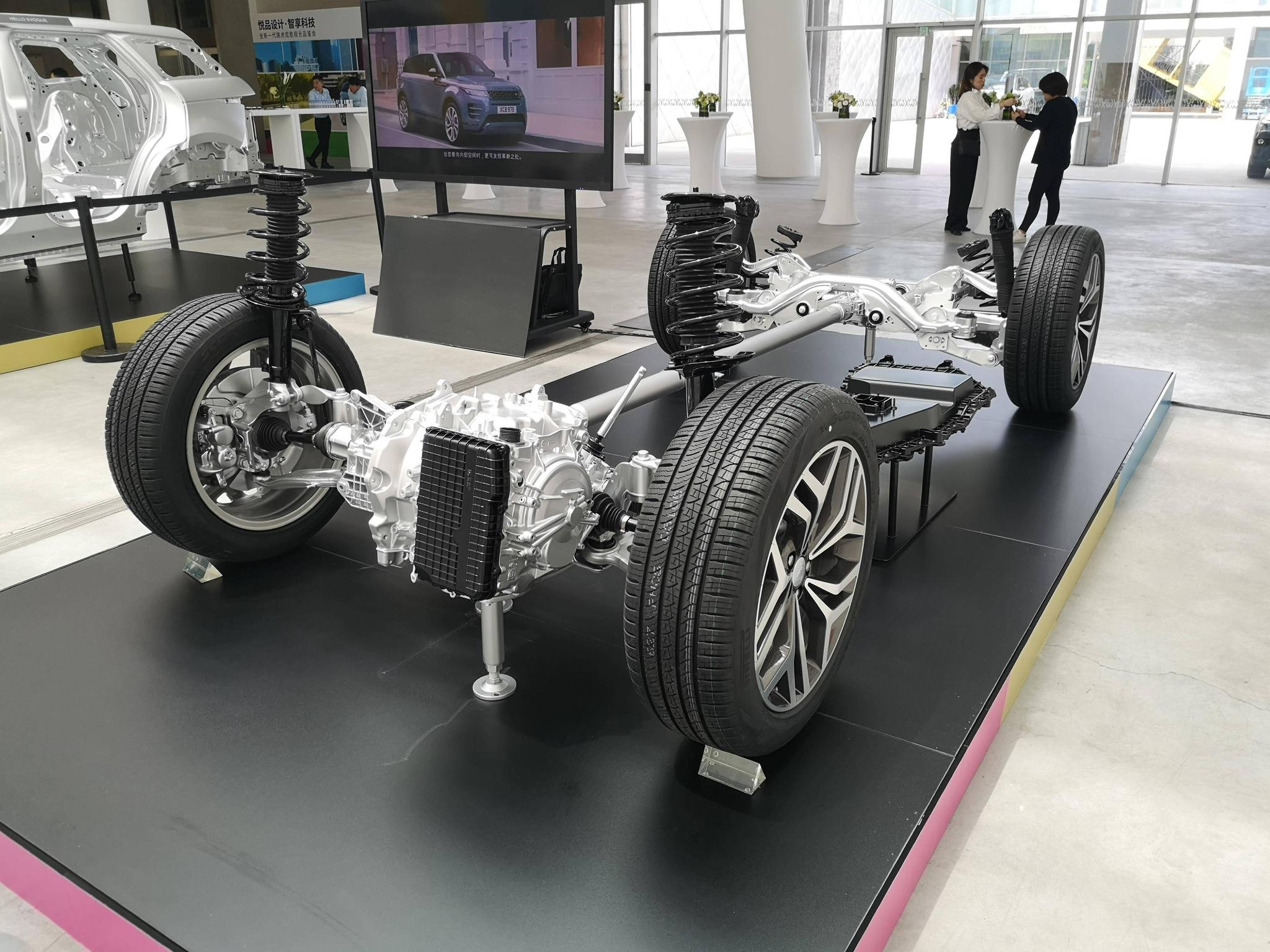 定位智能高科技豪华全地形suv,解析全新一代路虎揽胜极光