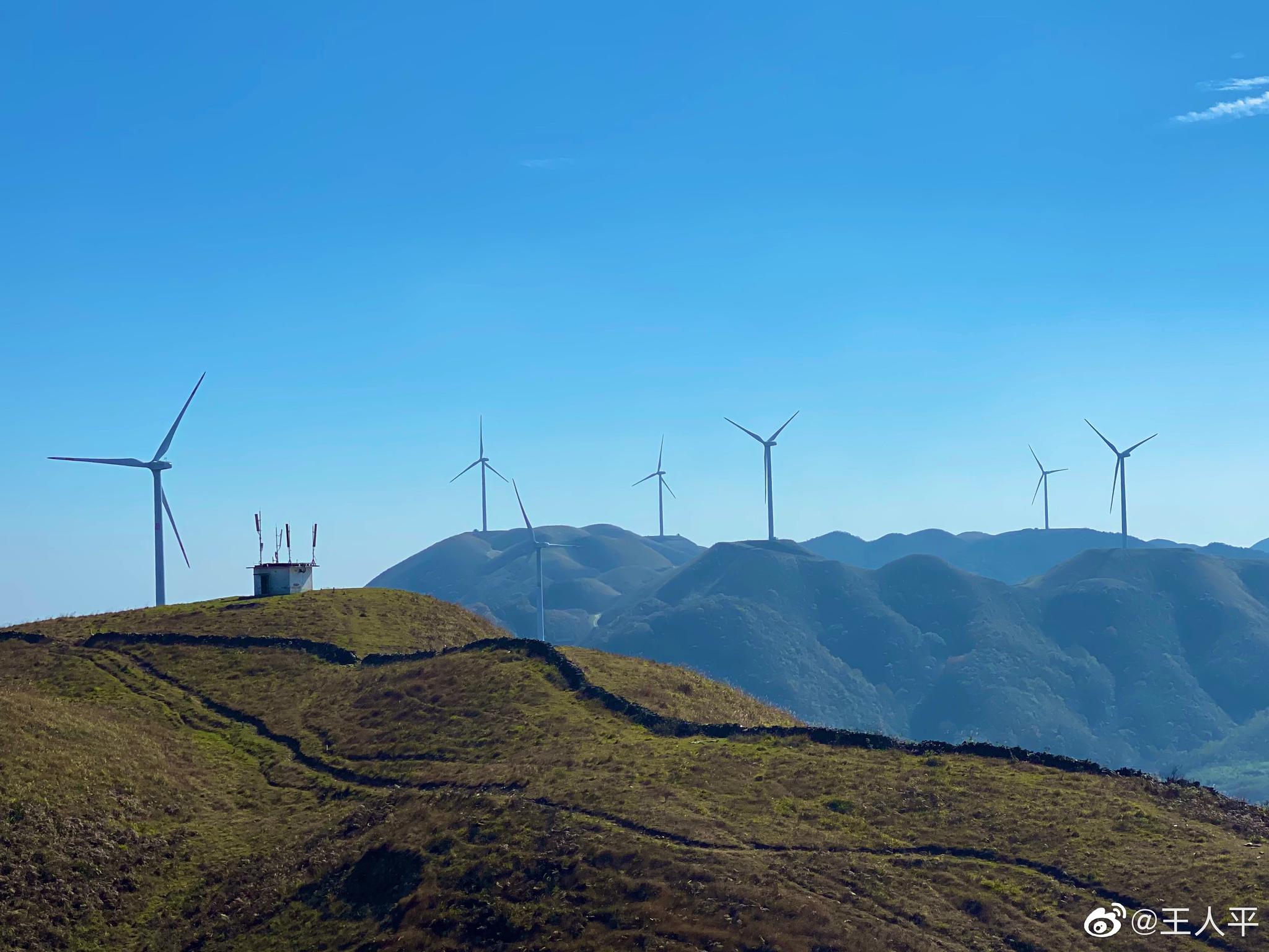 穿过红阳苗寨,来到了位于南宫森林公园的万亩草场.一抬头