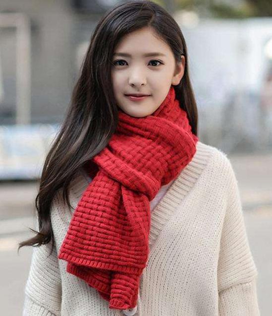 情侣戴围巾的话,一位戴灰色一位戴红色,谁更惹眼?