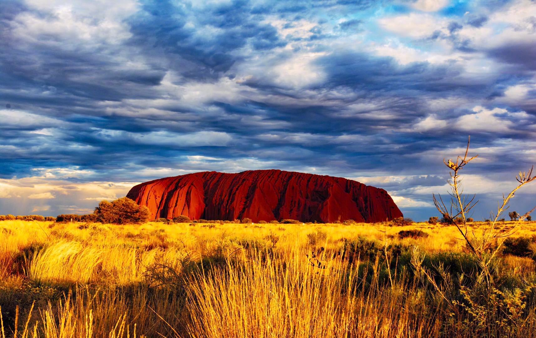 乌鲁鲁巨岩丨位于澳大利亚北领地,位于整个澳大利亚大陆的中心|乌鲁鲁