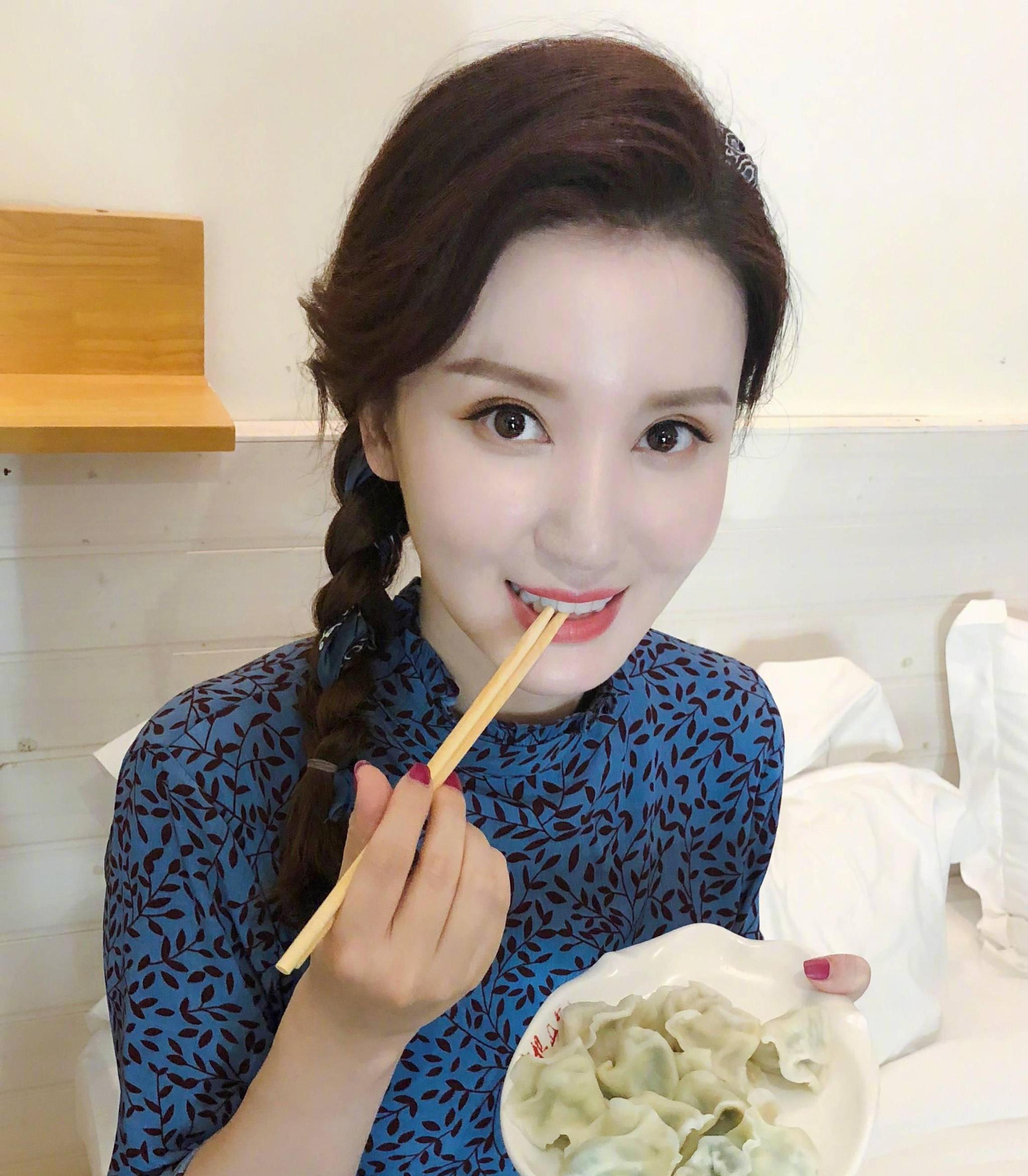 张萌晒米其林美食,要提前十个月预定,鹿心鸭脑蚂蚁让人无法直视