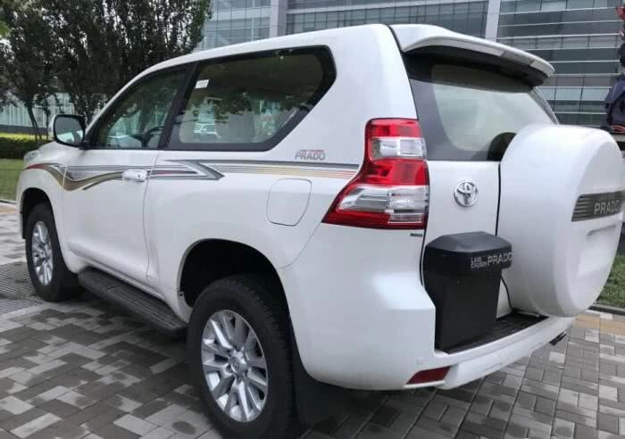 2019款丰田普拉多两门版到店,配陆巡4.0l引擎,性能直逼牧马人