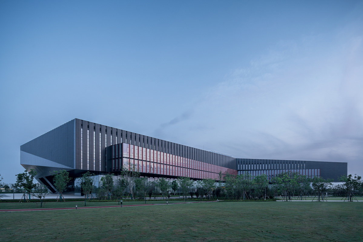 腾讯武汉研发中心 / @gn栖城沿着城市界面用深色大墙面做出干净的削|