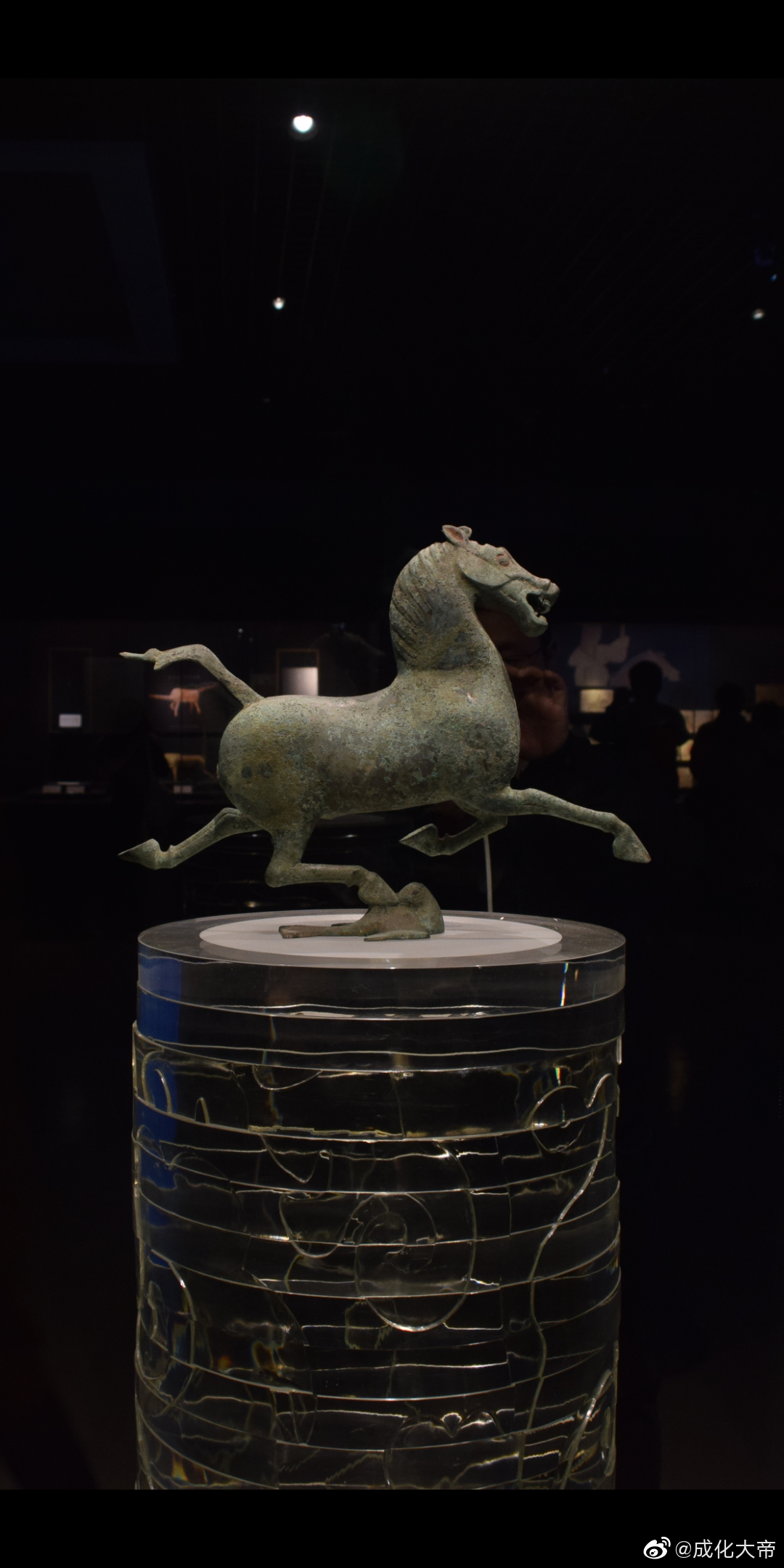 铜奔马的正面左面和右面三视图