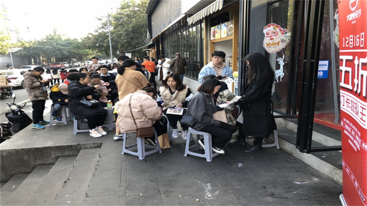 成都的"排队王"餐厅:客人排队用餐,吃过的人都赞不绝口
