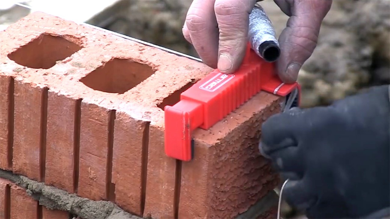 见过工人砌墙都会把一根绳系在一块砖头上,并且这根线和墙面是平行的