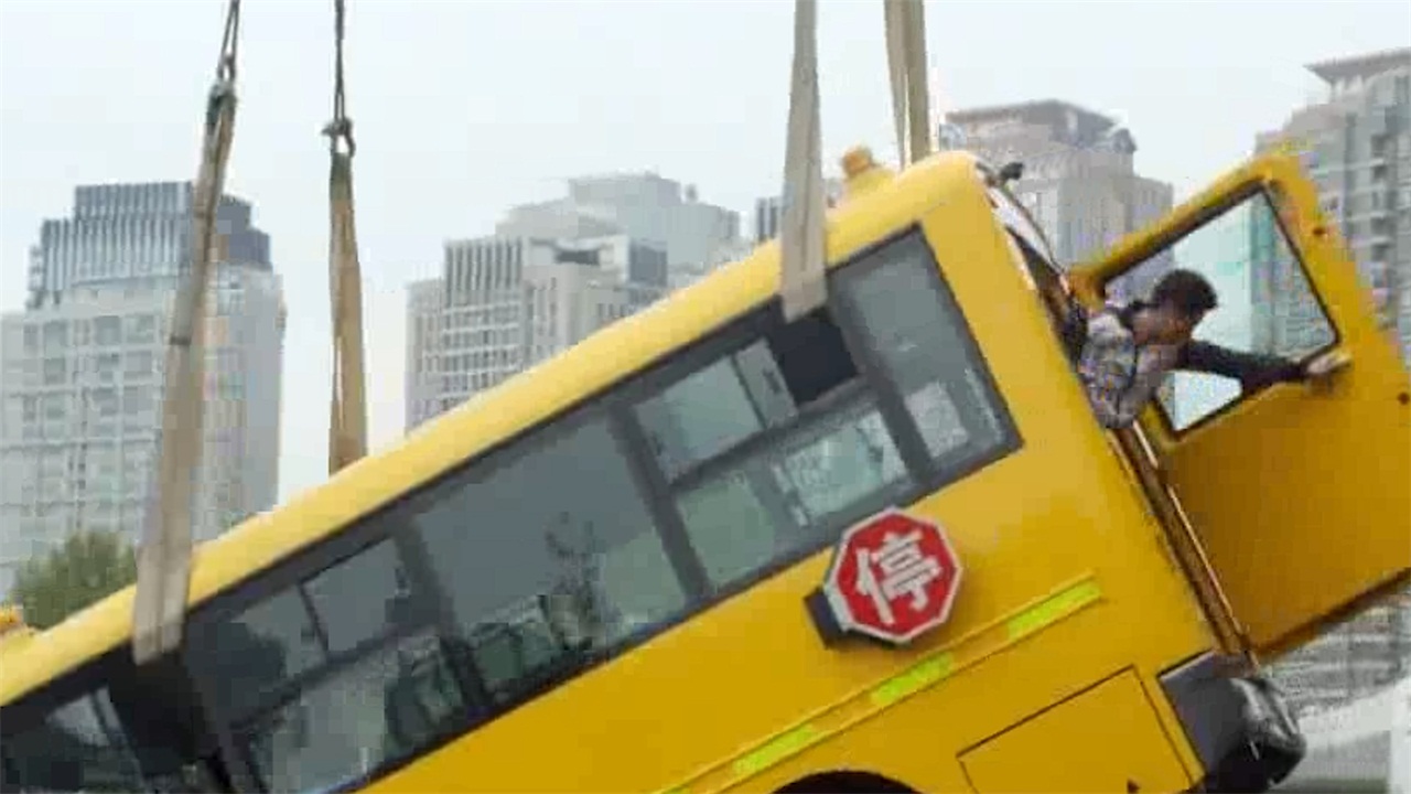 国产校车做碰撞实验,家长看完后都放心了