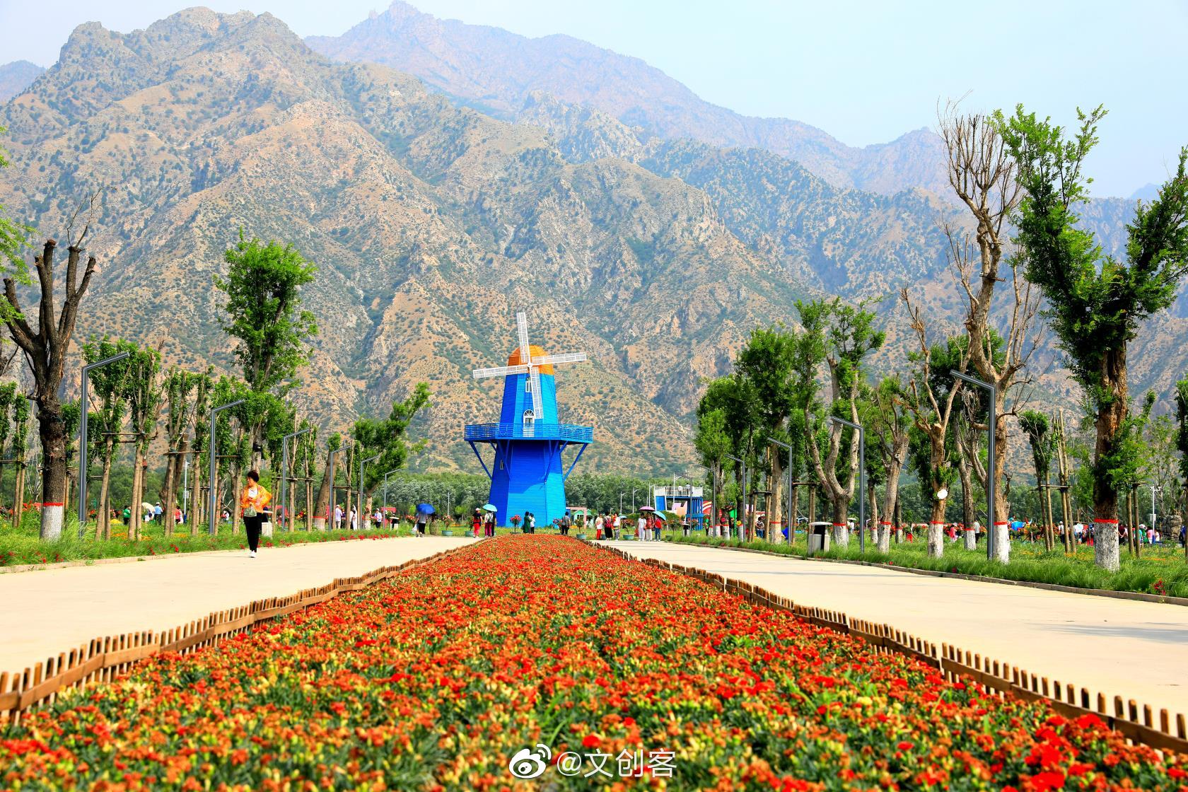 "七彩大地"旅游景区位于包头市土右旗美岱召镇楼房沟村