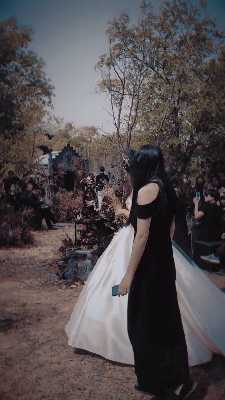 墓地风格婚礼,很佩服他们敢承担世俗的眼光,至死不渝的爱.