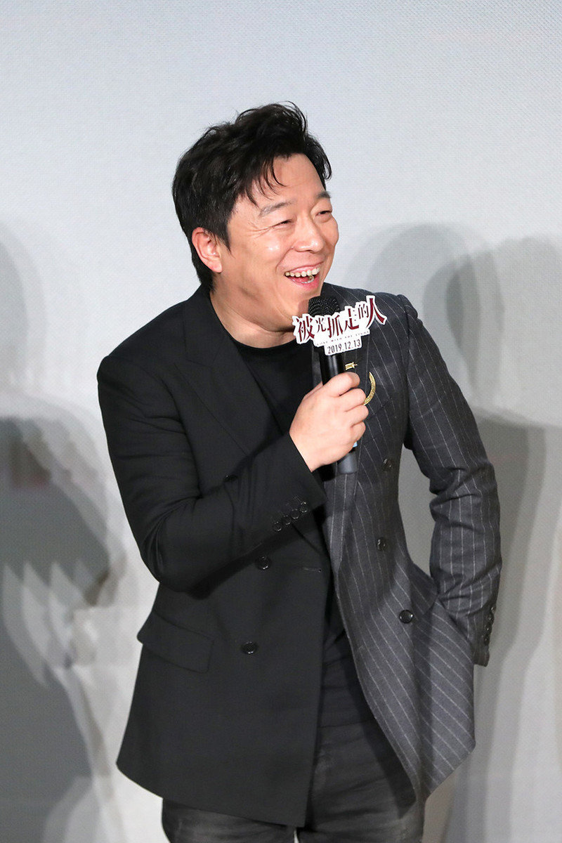 黄渤穿绿色西装参加路演,一把年纪还穿破洞裤,抬头纹好像五线谱|破洞裤|印花_新浪新闻