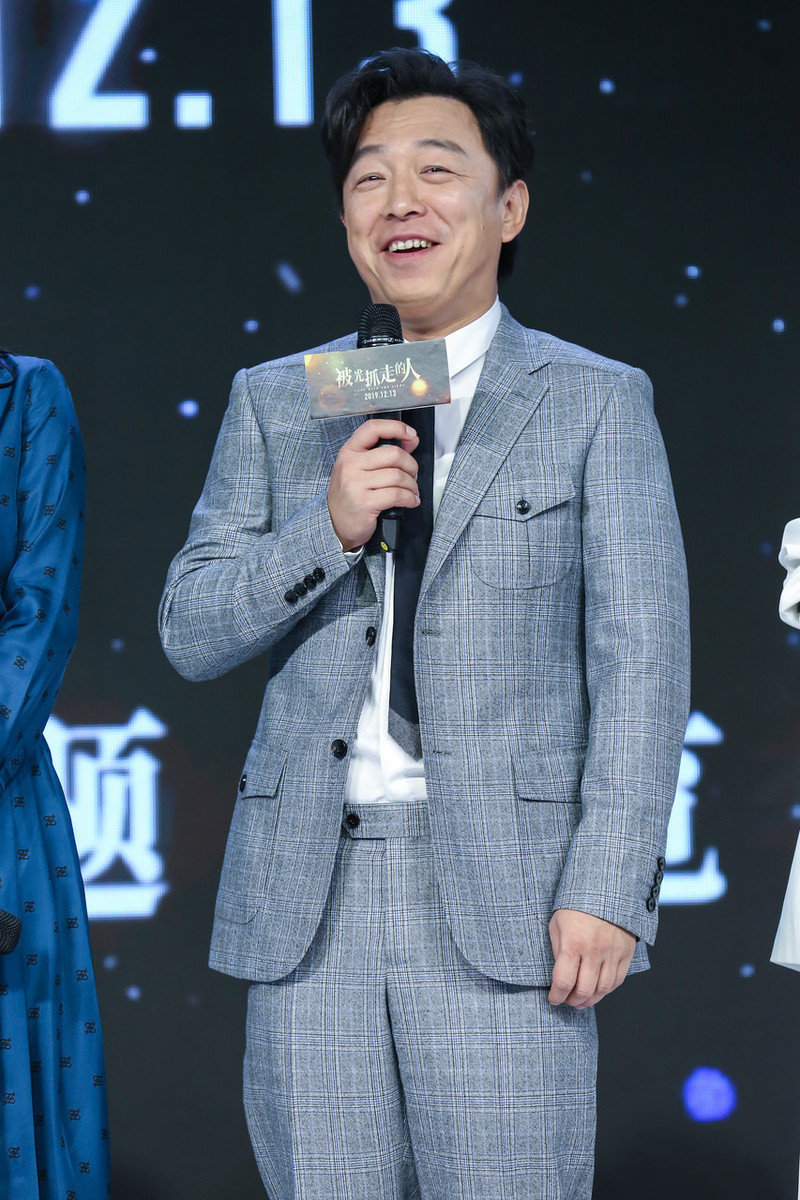 黄渤穿绿色西装参加路演,一把年纪还穿破洞裤,抬头纹好像五线谱|破洞裤|印花_新浪新闻