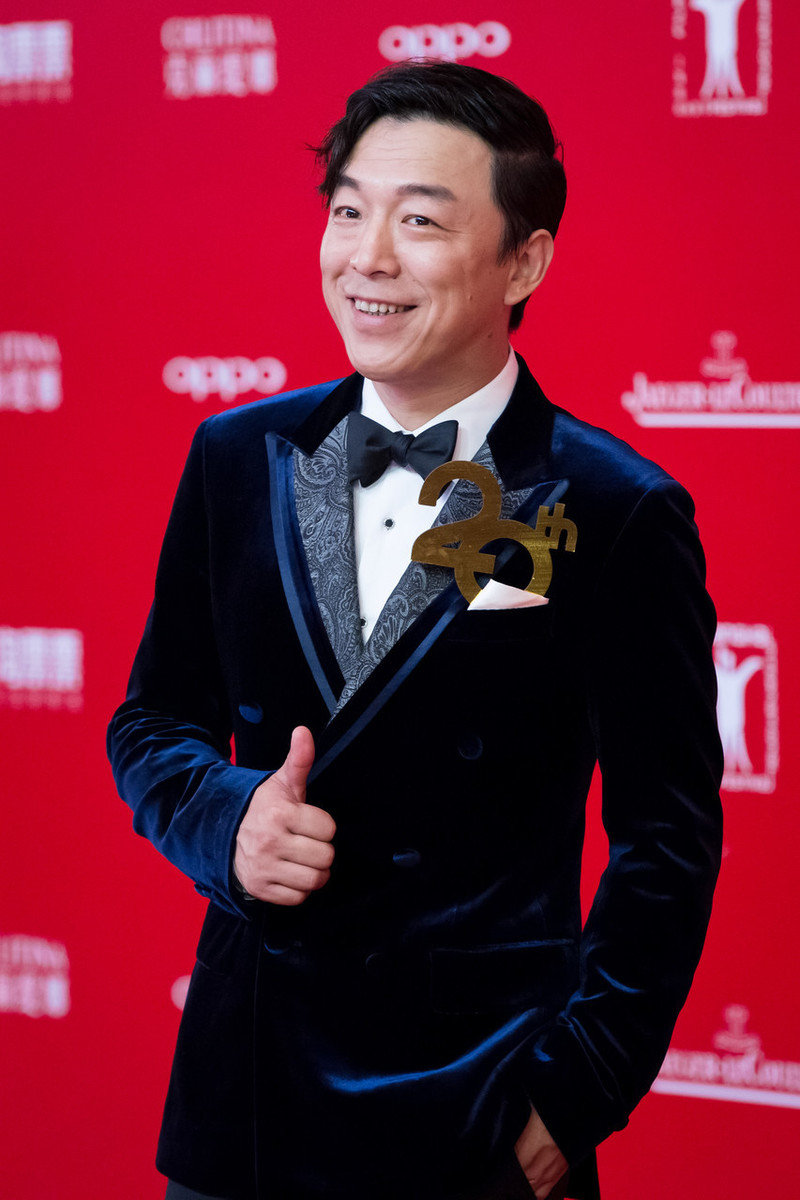 黄渤穿绿色西装参加路演,一把年纪还穿破洞裤,抬头纹好像五线谱|破洞裤|印花_新浪新闻