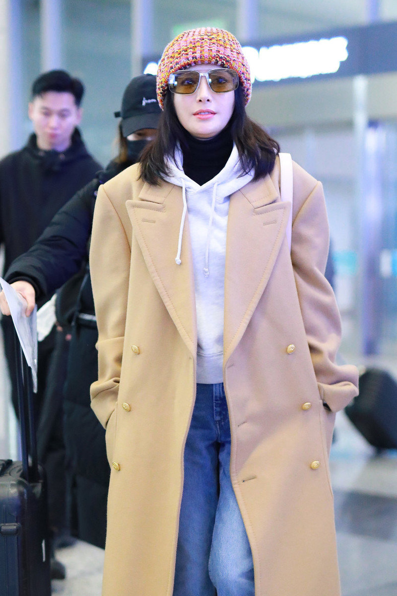 秦岚潇洒走机场,驼色大衣穿出女总裁气魄,墨镜都挡不住大眼睛