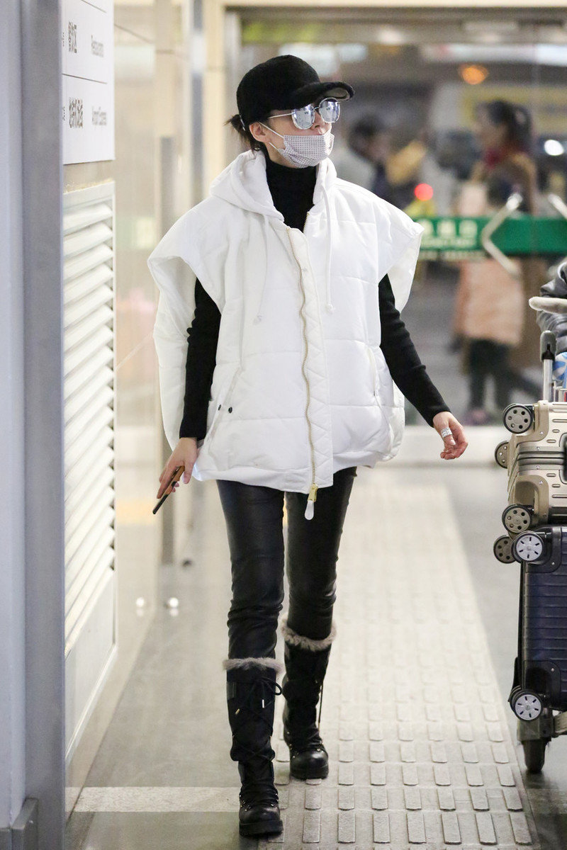 许晴机场漫步拼色毛衣配印花牛仔裤长腿细腰身材惹人羡慕