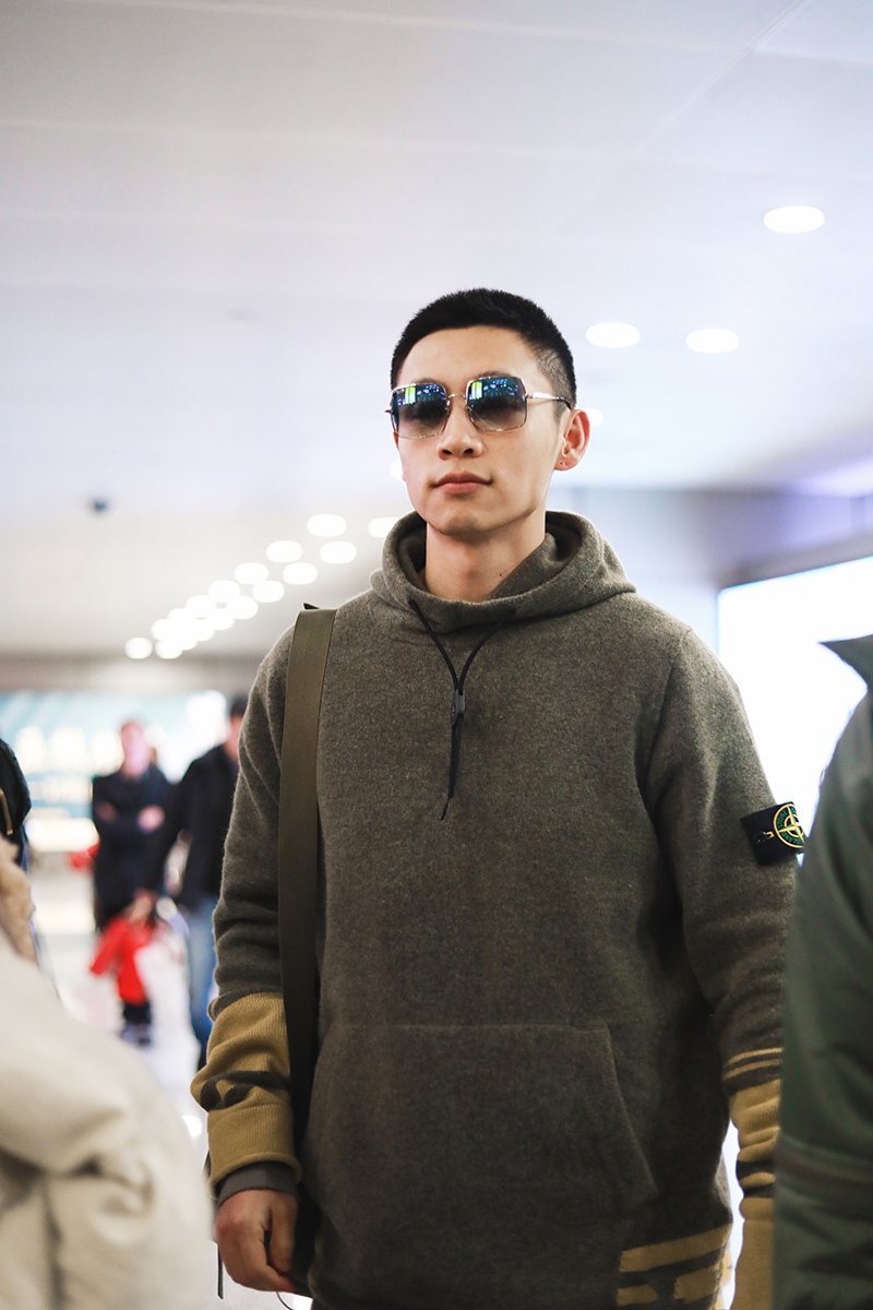 33岁魏晨留短发更显年轻了,卫衣搭工装裤帅过小鲜肉