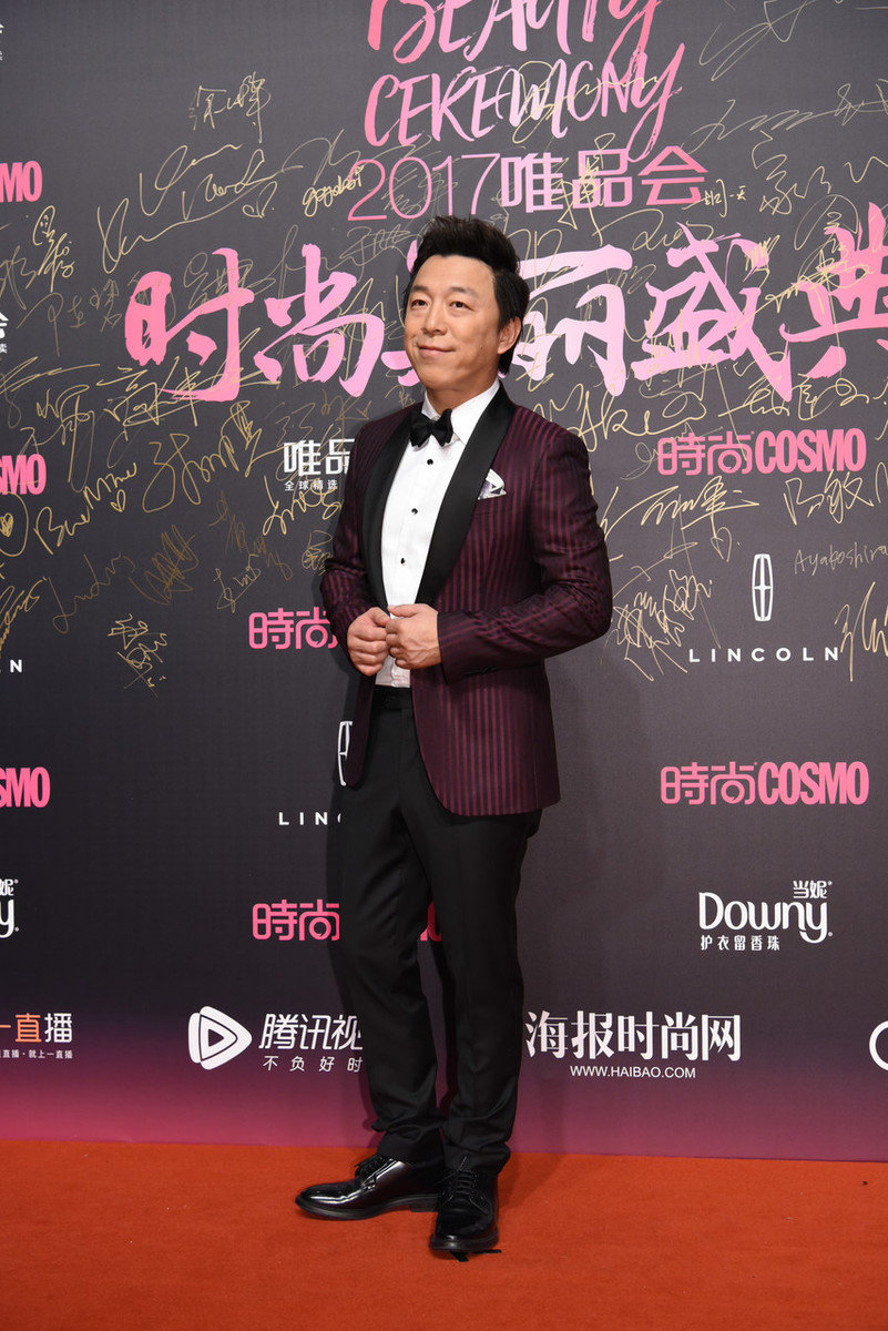 黄渤穿绿色西装参加路演,一把年纪还穿破洞裤,抬头纹好像五线谱|破洞裤|印花_新浪新闻