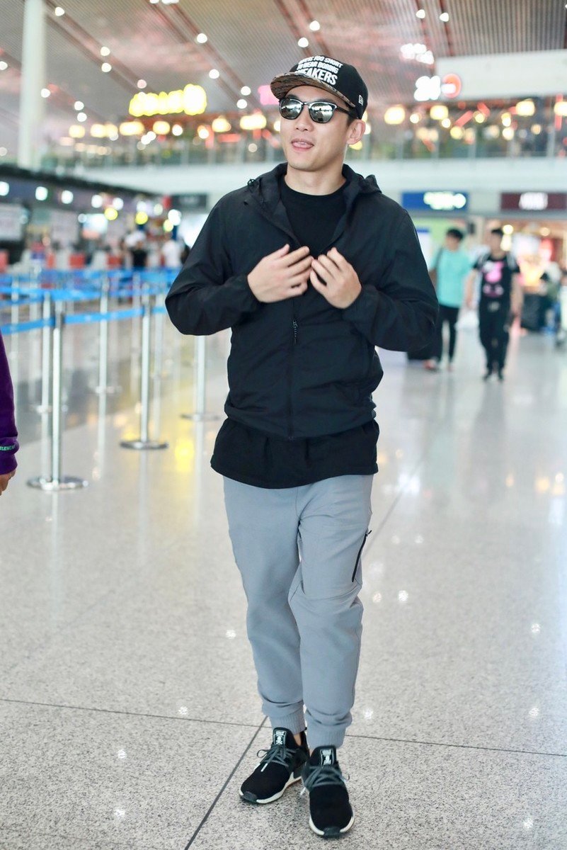 郑恺穿黑色卫衣现身,身材小巧看着不像178cm,保镖撞脸岳云鹏