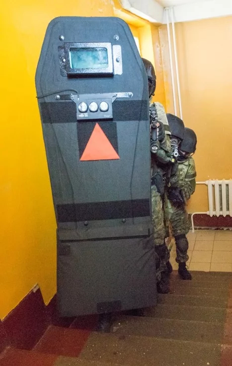 屋子里烟尘太大 打强光照明也是微光战术|爆闪灯|盾牌|上带_新浪新闻