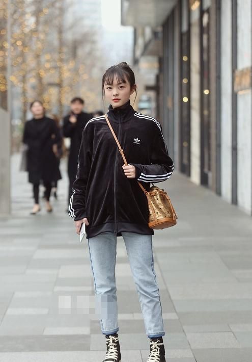 最时髦的单品帆布鞋还是美女穿上脚显得好看赶时髦又显气质