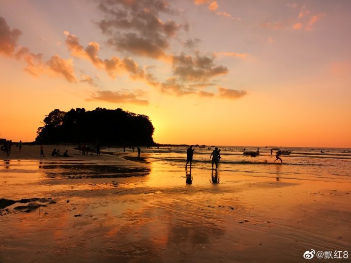 缅甸的微桑海滩,情人岛来的游客比较多,夕阳西下,海岸线红红的