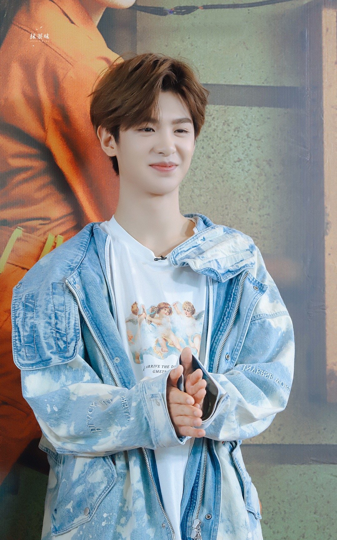 justin黄明昊《密室大逃脱》发布会饭拍～今日份可一身浅色牛仔套装