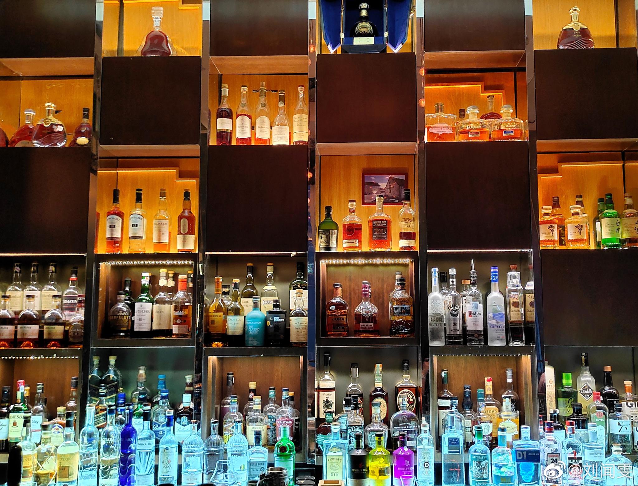 在北京国贸大酒店的云酷跟着来自香港的世界top50酒吧的调酒师brent